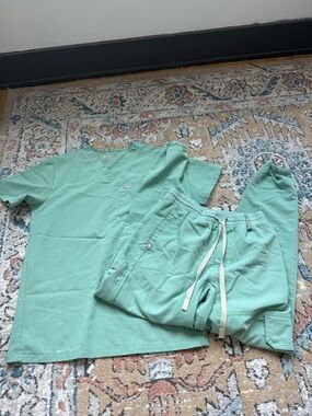Figs Men’s V-Neck Scrub Top and Jogger Pants in Mint/Sage